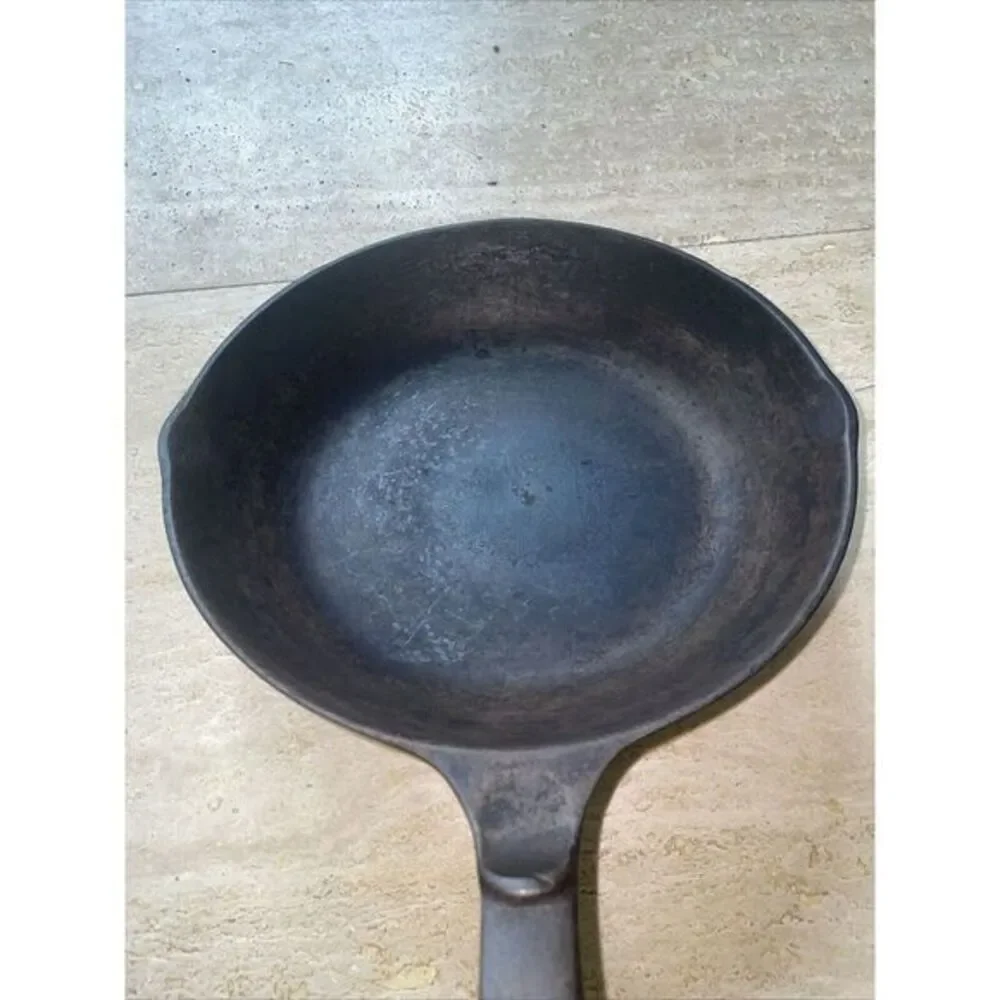 Vintage Unmarked Wagner‎ Cast Iron Chef Skillet 9 Inch w/ Thumb Handle